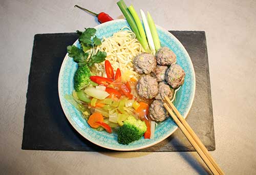 Asiatische Gemüsesuppe mit Fleischklößchen und Nudeln